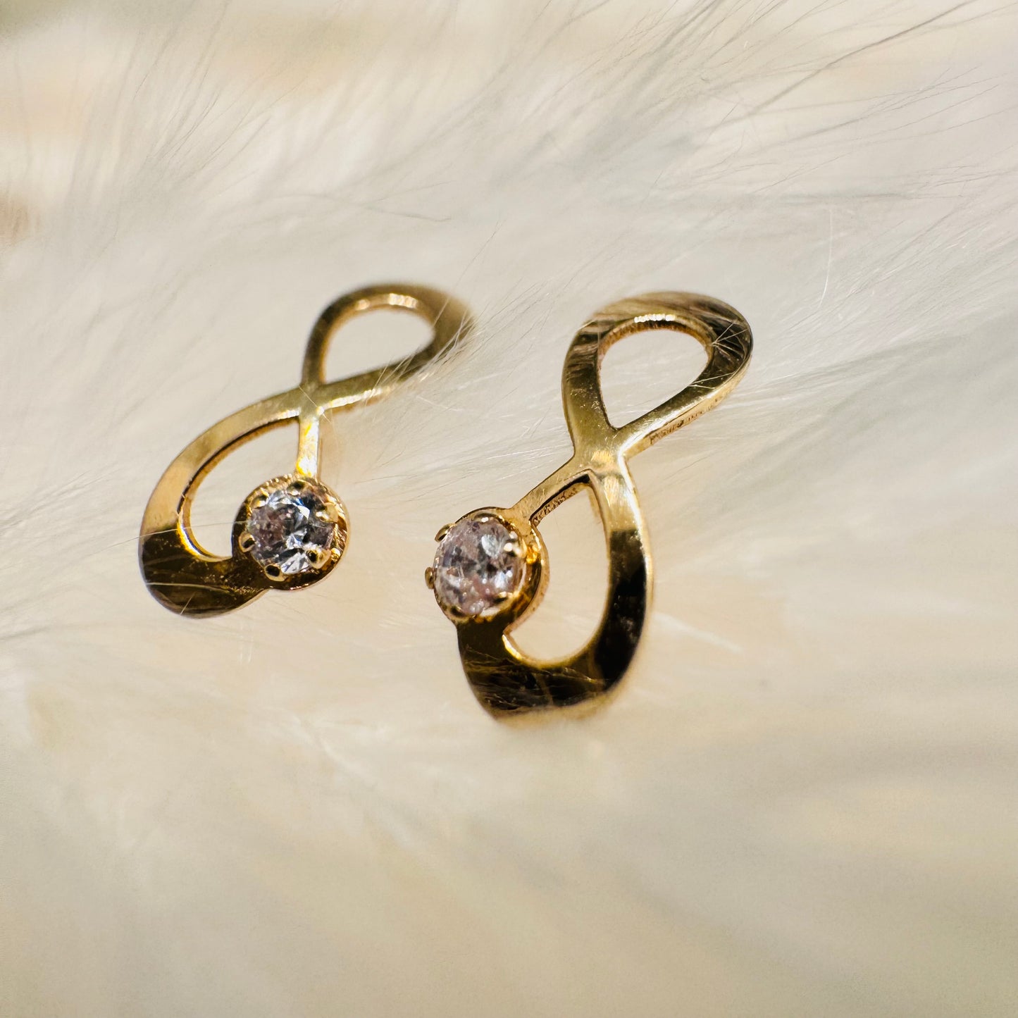 Dainty Curved Infinity One Cz
