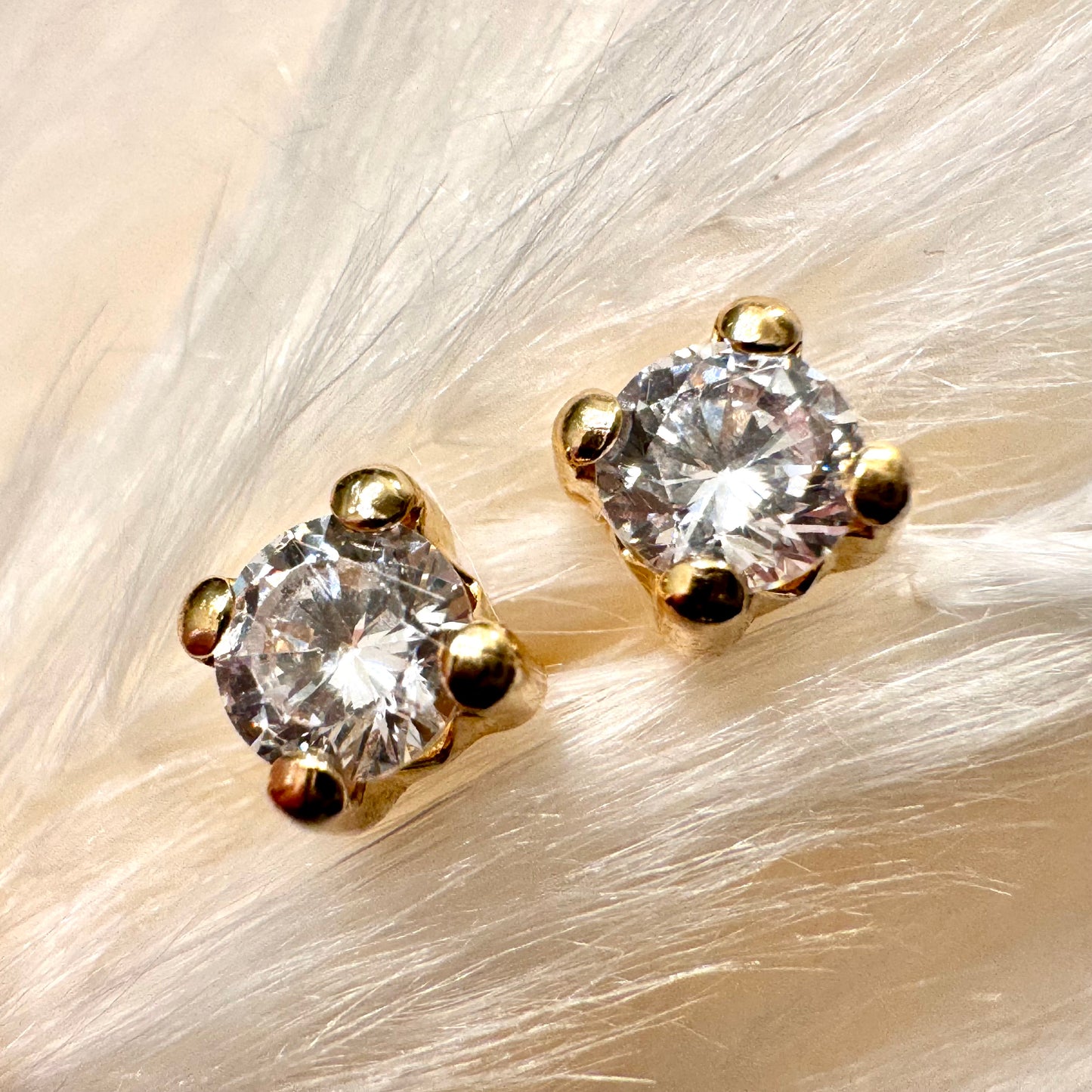 Small square setting round cz 4mm
