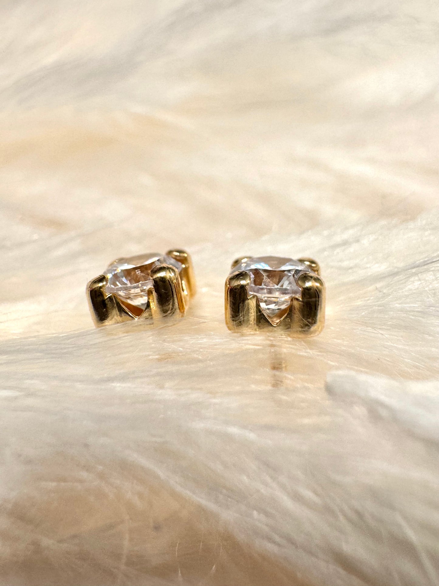 Small square setting round cz 4mm