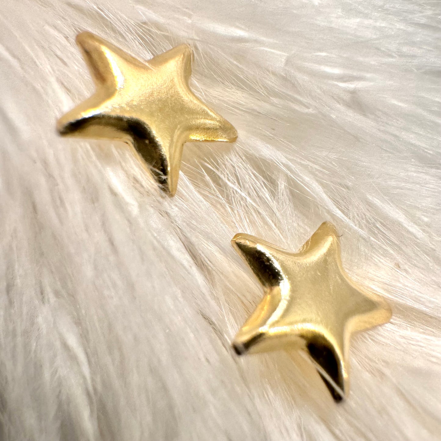 Mini flat star earrings