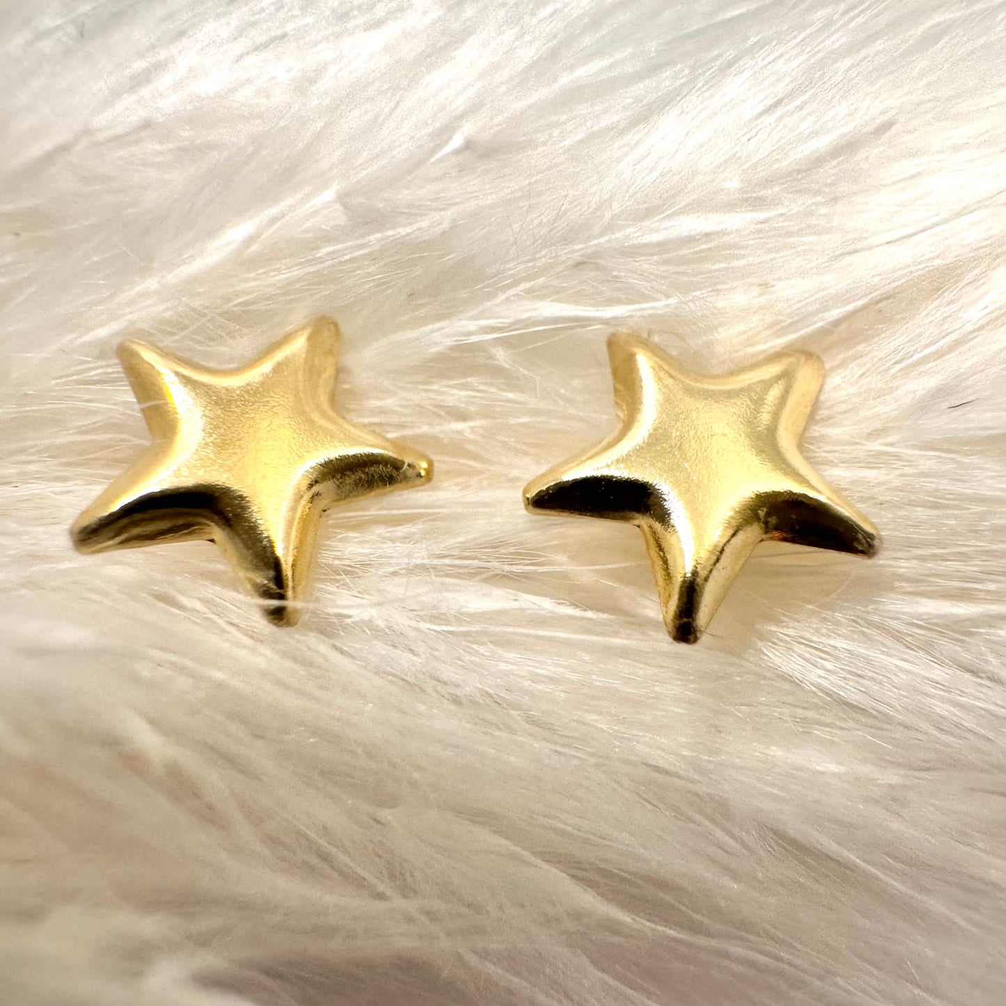 Mini flat star earrings